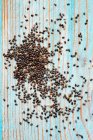 Grãos de café em um fundo de madeira — Fotografia de Stock