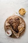 Gegrilltes T-Bone Steak mit Pommes — Stockfoto