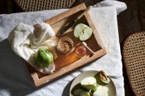 Mantequilla de almendras con manzanas para el desayuno - foto de stock