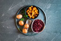 Ingredientes de um frittata (Ovos, Feijão e Batatas) — Fotografia de Stock