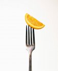 Rebanada de naranja en un tenedor - foto de stock