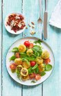 Mini-Knödel gefüllt mit Baby-Spinat und Tomaten-Basilikum-Pesto — Stockfoto