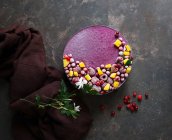 Vegan raw cake with lemon, cranberry, raspberry and blueberry, banan, cashew cream, coconut butter and coconut milk — Foto stock