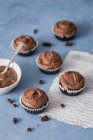 Vegan cupcakes de chocolate con hoja de recetas y crema en un tazón - foto de stock