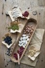 Différents types de haricots sur une table en bois rustique — Photo de stock