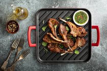 Grilled lamb chops with cilantro and green herb sauce — Stock Photo