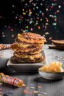Uma pilha de batatas fritas com molho de maçã e decorações de carnaval — Fotografia de Stock
