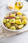 Primo piano di insalata di patate e cipolla rossa — Foto stock