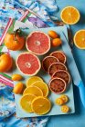 Verschiedene Zitrusfrüchte: Mandarinen, rosa Grapefruits, Kumquats, Orangen und Blutorangen — Stockfoto