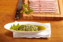 Salsa Verde serviert mit kaltem Roastbeef — Stockfoto