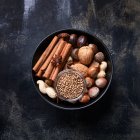Diverses épices et noix — Photo de stock