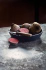 Beetroot, whole and halved, in a bowl with a knife — Stock Photo