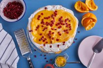 Bolo de pavlova com coalhada de laranja e sementes de romã — Fotografia de Stock