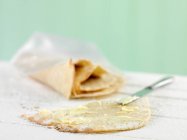 Домашний хлеб с маслом и сливками на белой тарелке — стоковое фото