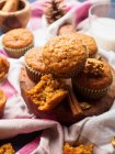 Muffins de cenoura picados com canela e nozes — Fotografia de Stock