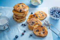 Kefir-Blaubeer-Pfannkuchen mit Zitronenjoghurt und Puderzucker — Stockfoto