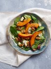 Salade d'automne à la citrouille, gorgonzola et noix — Photo de stock