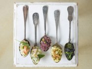 Primo piano di deliziosi diversi tipi di risotto su cucchiai — Foto stock