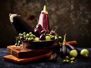 Arrangement nature morte des aubergines — Photo de stock