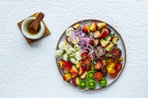 Salade de pêches aux beignets, tomates et mozzarella — Photo de stock
