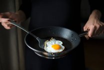 Un huevo frito en una sartén - foto de stock