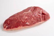 Carne cruda con un borde graso - foto de stock
