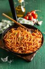 Espaguetis clásicos con salsa de tomate y especias - foto de stock