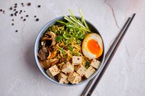 Zuppa di tagliatelle al ramen con tofu al peperoncino, funghi e uova di ramen ajitama — Foto stock