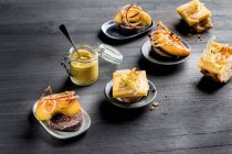 Délicieux dessert maison au citron et miel — Photo de stock