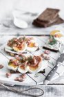 Fatias de pão cobertas de manteiga, camarões, ovos e endro — Fotografia de Stock