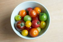 Tomates coloridos em pequenas tigelas — Fotografia de Stock