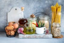 Vários alimentos na mesa de cozinha rústica — Fotografia de Stock