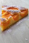 Шматочок абрикосового торта, забрудненого цукровою пудрою — стокове фото