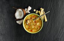 Sopa de pollo verde tailandés al curry - foto de stock