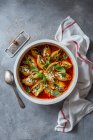 Conchiglioni Nudeln gefüllt mit Ricotta, Muskatnuss und Spinat mit Tomaten-Basilikum-Sauce — Stockfoto
