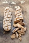 Primo piano di deliziose baguette Due farro, affettato — Foto stock