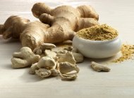 Close-up shot of delicious Ginger: fresh, dried and powdered — Stock Photo