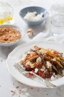 Ensalada saludable de lentejas y zanahorias con Feta y Dukkah - foto de stock