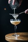 Den Cocktail mit Eiweiß zubereiten — Stockfoto