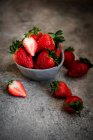 Nahaufnahme von köstlichen Erdbeeren im Becher — Stockfoto
