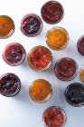 Primo piano di deliziose marmellate varie in barattoli — Foto stock
