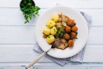 Patate con cavolo bianco e polpette di fagioli vegani — Foto stock