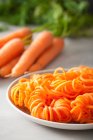 Un plato de espiral de zanahoria - foto de stock