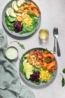 Південно-західний хрусткий курячий салат з вершковою начинкою — стокове фото