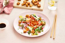 Asiatischer Tempeh-Salat mit roten Zwiebeln, Koriander, Paprika, Frühlingszwiebeln und geriebener Karotte — Stockfoto