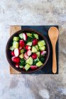 Plan rapproché de délicieuse salade de concombre au radis — Photo de stock