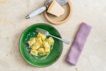 Ravioli mit Kräutersoße und Parmesan — Stockfoto