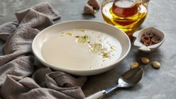 Ajo blanco, испанский типичный холодный суп, из миндаля и чеснока с оливковым маслом и хлебом — стоковое фото