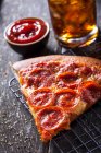 Peperoni Pizza sul tavolo, primo piano — Foto stock