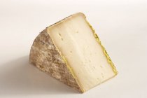 Шматок французького твердого сиру вівці. — стокове фото